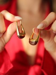 Pierres de Jade Pozłacane kolczyki z agatem rozmiar: onesize. Brązowe kolczyki Pierres de Jade, z agatem, pozłacane. Za 88.64 zł.