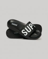 Superdry Vegan Core Pool klapki z formowaną podeszwą – BLACK/WHITE. Czarne klapki Superdry, bez wzorów, z poliesteru, bez obcasa. Za 130.15 zł.