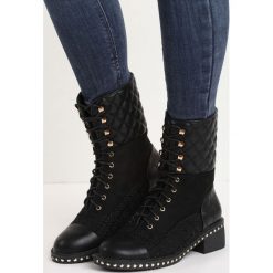 Czarne Botki It Beats Me. Czarne botki Born2be, bez wzorów, z materiału, bez obcasa, na płaskiej podeszwie, bez zapięcia. Za 79.99 zł.