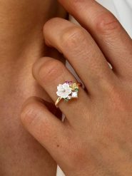 Les Petites Précieuses Pozłacany pierścionek z masą perłową i cyrkoniami rozmiar: 60. Białe pierścionki Les Petites Précieuses, z cyrkonią, pozłacane. Za 113.99 zł.