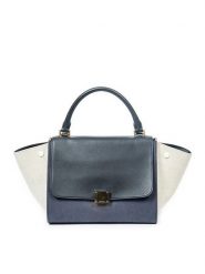 Celine Skórzana torebka w kolorze kremowo-granatowym - 27 x 21 x 15 cm rozmiar: onesize. Brązowe torby na ramię Celine, bez wzorów, z materiału, przez ramię, bez dodatków. Za 3,056.95 zł.