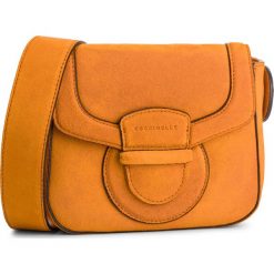 Torebka COCCINELLE - DS1 Vega Suede E1 DS1 55 01 01 Flash Orange R12. Brązowe listonoszki Coccinelle, bez wzorów, ze skóry, bez dodatków. W wyprzedaży za 599.00 zł.