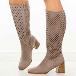 Beżowe zamszowe kozaki damskie na obcasie Vinceza 58635. Brązowe kozaki VINCEZA, na jesień, z zamszu, bez obcasa, na obcasie, bez zapięcia. Za 239.00 zł.