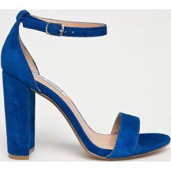 Steve Madden - Sandały Carrson. Czerwone sandały Steve Madden, bez wzorów, z materiału, bez obcasa, na obcasie, bez zapięcia. W wyprzedaży za 299.90 zł.