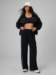4F Bluza dresowa loose bez kaptura damska - czarna XS. Czarne bluzy 4f, xs, bez wzorów, z dresówki, bez kaptura. Za 199.99 zł.