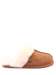 UGG Skórzane kapcie "Scouffette II" w kolorze jasnobrązowym rozmiar: 40. Brązowe obuwie domowe UGG, bez wzorów, z okrągłym noskiem, bez zapięcia. Za 409.45 zł.