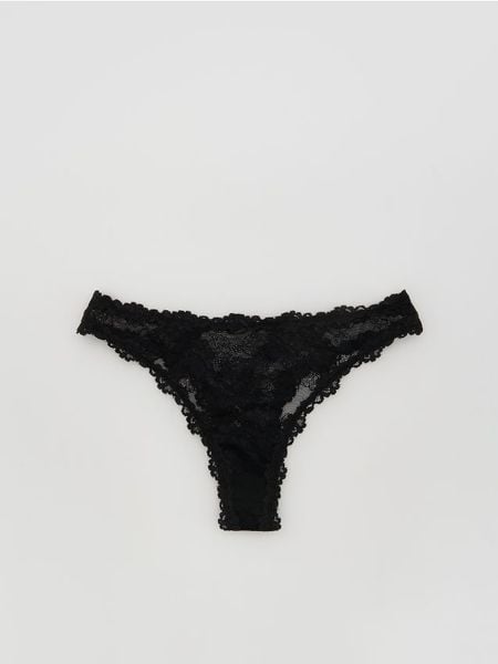 Koronkowe majtki typu stringi - czarny. Czarne stringi Reserved, bez wzorów, z koronki. Za 29.99 zł.