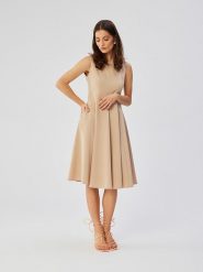 Stylove Sukienka w kolorze beżowym rozmiar: XXL. Brązowe sukienki Stylove, xxl, bez wzorów, bez kołnierzyka, bez ramiączek, midi, rozkloszowane. Za 314.95 zł.