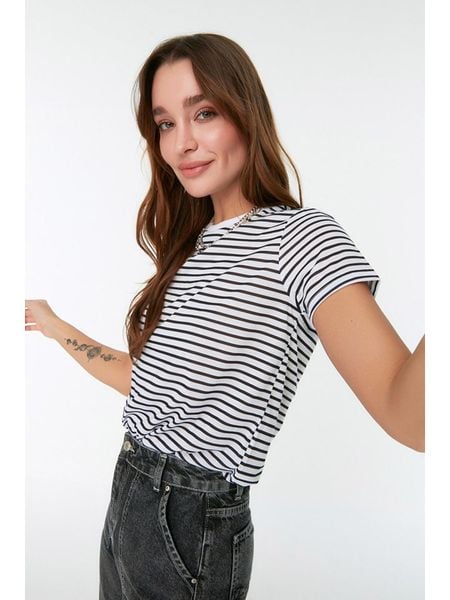 Trendyol Koszulka w kolorze biało-czarnym rozmiar: S. Białe bluzki Trendyol, s, bez wzorów, bez kołnierzyka, bez ramiączek. Za 39.40 zł.