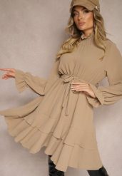 Ciemnobeżowa Sukienka z Falbankami i Golfem z Gumką w Talii i Dodatkowym Wiązanym Paskiem Savire. Brązowe sukienki Renee, na co dzień, bez wzorów, eleganckie, bez kołnierzyka, bez ramiączek, mini. Za 74.99 zł.