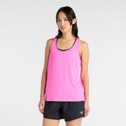 Koszulka damska New Balance WT41220AAB – różowa. Czerwone bluzki New Balance, l, bez wzorów, z materiału, sportowe, bez kołnierzyka, bez ramiączek. Za 129.99 zł.