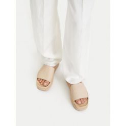 Klapki Calvin Klein. Brązowe klapki Calvin Klein, bez wzorów, bez obcasa. Za 262.99 zł.