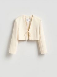 Krótka marynarka z wiązaniem - złamana biel. Marynarki i żakiety Reserved, l, bez wzorów, z tkaniny. Za 199.99 zł.