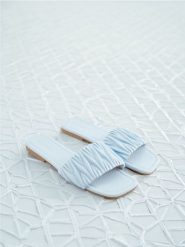 Klapki - błękitny. Niebieskie klapki Sinsay, bez wzorów, bez obcasa, na płaskiej podeszwie. Za 49.99 zł.