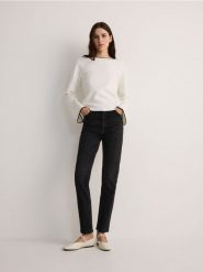 Jeansy slim fit - czarny. Czarne jeansy Reserved, bez wzorów, z podwyższonym stanem. W wyprzedaży za 79.99 zł.