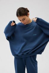 Bluza damska o kroju regular fit w kolorze NAVY BLUE- PHENIX-UNI. Niebieskie bluzy Marsala, uniwersalny, bez wzorów, z bawełny, bez kaptura. Za 279.90 zł.