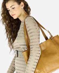 Biznesowa torba skórzana MARCO MAZZINI camelowa VS23c. Brązowe shopper bez wzorów, ze skóry, biznesowe, bez dodatków. Za 289.99 zł.