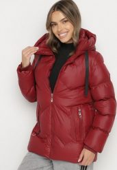 Bordowa Pikowana Kurtka z Kapturem Ozdobiona Sznurkami Olittia. Czerwone kurtki narciarskie Born2be, m, bez wzorów, z jeansu, z kapturem, narciarskie. Za 99.99 zł.