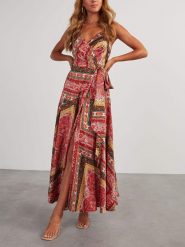 Milan Kiss Sukienka w kolorze czerwonym rozmiar: XL. Czerwone sukienki Milan Kiss, na imprezę, xl, bez wzorów, bez kołnierzyka, bez ramiączek, maxi, kopertowe. Za 179.95 zł.