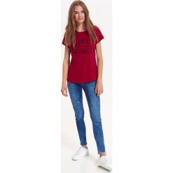 T-SHIRT DAMSKI Z NADRUKIEM. Czerwone t-shirty TROLL, s, bez wzorów, z bawełny, bez kołnierzyka, bez ramiączek. W wyprzedaży za 14.99 zł.