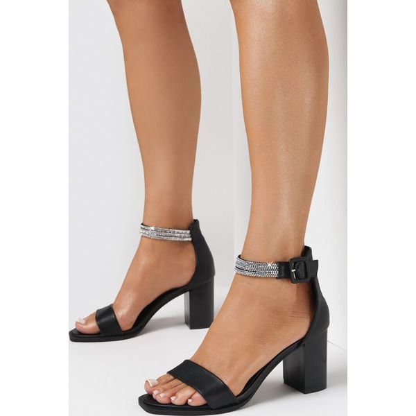Czarne Sandały Jibkey. Czarne sandały Born2be, bez wzorów, z satyny, klasyczne, bez obcasa, na obcasie, bez zapięcia. Za 44.99 zł.