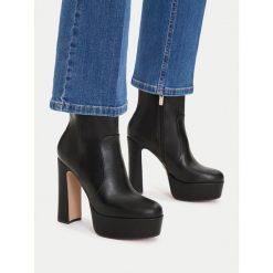 Botki Nine West. Czarne botki Nine West, bez wzorów, bez obcasa, na słupku, bez zapięcia. Za 329.99 zł.