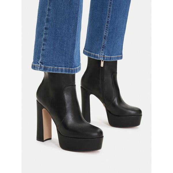 Botki Nine West. Czarne botki Nine West, bez wzorów, bez obcasa, na słupku, bez zapięcia. Za 329.99 zł.