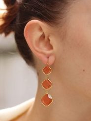 L'Atelier de Gaia Pozłacane kolczyki z kocim okiem rozmiar: onesize. Pomarańczowe kolczyki L'Atelier de Gaia, pozłacane, z zapięciem typu bigiel. Za 87.19 zł.