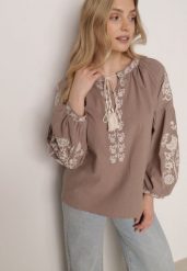 Beżowa Bawełniana Bluzka Boho z Ozdobnym Haftem i Sznurkiem z Frędzlami Lamegenia. Brązowe bluzki Born2be, m, z aplikacjami, z bawełny, boho, bez kołnierzyka, bez ramiączek. Za 129.99 zł.