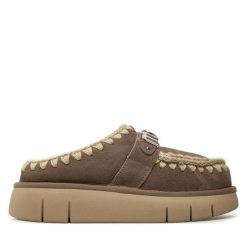 Kapcie Mou. Brązowe obuwie domowe Mou, bez wzorów, bez zapięcia. Za 1,049.00 zł.