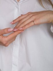 Pandora Pozłacany pierścionek z cyrkonią rozmiar: 48. Niebieskie pierścionki Pandora, z cyrkonią, pozłacane. Za 167.28 zł.