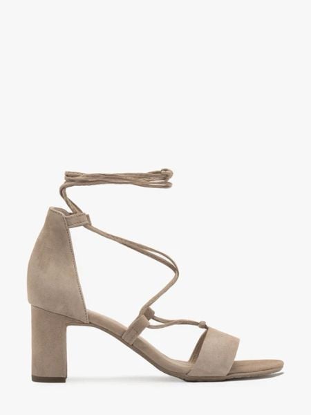 Beżowe sandały z ozdobnym wiązaniem wokół kostki. Brązowe sandały Ryłko, bez wzorów, ze skóry, bez obcasa, na obcasie, bez zapięcia. W wyprzedaży za 199.99 zł.