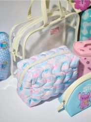 Pikowana kosmetyczka Lilo & Stitch - wielobarwny. Kufry i kosmetyczki Sinsay, bez wzorów, pikowane, bez dodatków. Za 19.99 zł.