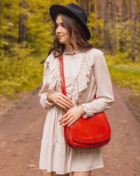 Torebka skórzana listonoszka DAN-A T223 czerwona. Czerwone torby na ramię DAN-A, bez wzorów, ze skóry, przez ramię, bez dodatków. Za 359.99 zł.