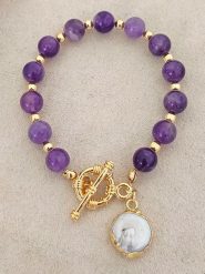 Luja Bijoux Pozłacana bransoletka z ametystami i perłą rozmiar: onesize. Różowe bransoletki Luja Bijoux, z ametystem, pozłacane. Za 70.95 zł.