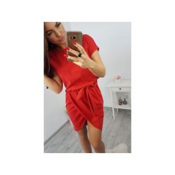 SUKIENKA POPPY CZERWONA. Czerwone sukienki Meleksima, bez wzorów, z materiału, z asymetrycznym kołnierzem, bez ramiączek, asymetryczne. Za 189.00 zł.