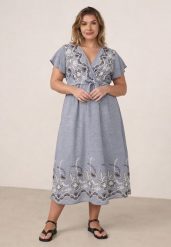 Niebieska Kopertowa Sukienka z Wiskozy Zdobiona Haftem i Wiązanym Paskiem Tasenea. Niebieskie sukienki Born2be, na co dzień, na lato, plus size, z aplikacjami, z wiskozy, boho, bez kołnierzyka, plus size, bez ramiączek, maxi, kopertowe. Za 129.99 zł.