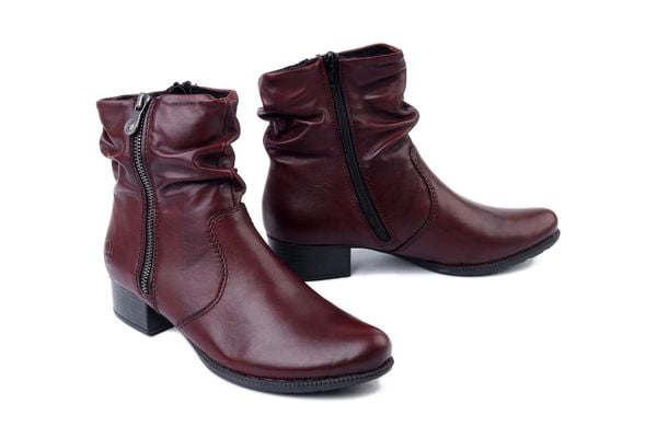 RIEKER 78656-35 red, botki damskie. Czerwone botki Rieker, bez wzorów, z polaru, bez obcasa, na obcasie, bez zapięcia. Za 339.92 zł.