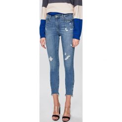 Guess Jeans - Jeansy. Niebieskie jeansy Guess Jeans, s, z aplikacjami, z podwyższonym stanem. W wyprzedaży za 299.90 zł.