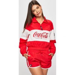 Tommy Jeans - Kurtka x Coca-Cola. Czerwone kurtki Tommy Jeans, m, bez wzorów, z jeansu, bez kaptura. W wyprzedaży za 379.90 zł.