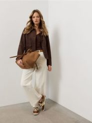 Jeansy wide leg mid waist z paskiem - kremowy. Białe jeansy Sinsay, bez wzorów. Za 79.99 zł.