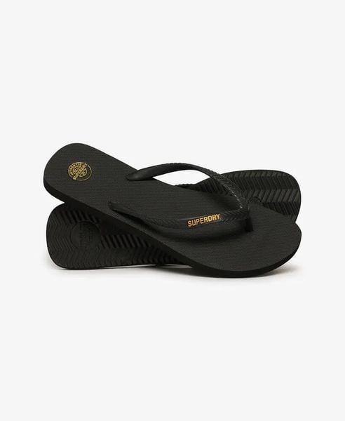 Superdry Damskie Klapki Core Essential z gumy – Black. Czarne klapki Superdry, bez wzorów, bez obcasa. Za 107.55 zł.