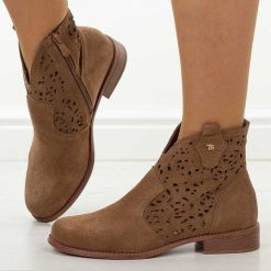 Brązowe dk.tp skórzane ażurowe botki damskie T.Sokolski w26-50. Brązowe botki Sokolski, na jesień, w ażurowe wzory, z jeansu, z okrągłym noskiem, bez obcasa, na obcasie, bez zapięcia. W wyprzedaży za 251.10 zł.