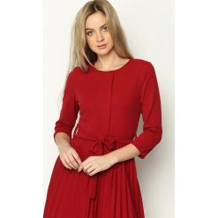Bordowa Sukienka Pleated Belted. Czerwone sukienki Born2be, s, bez wzorów, bez kołnierzyka, bez ramiączek, midi, plisowane. Za 89.99 zł.