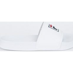 Fila - Klapki Palm Beach. Białe klapki Fila, bez wzorów, z materiału, bez obcasa, na obcasie. W wyprzedaży za 79.90 zł.