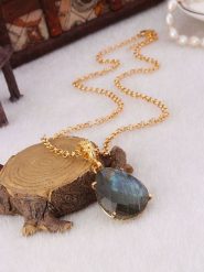 L'Atelier de Gaia Pozłacany naszyjnik z zawieszką - dł. 50 cm rozmiar: onesize. Niebieskie naszyjniki L'Atelier de Gaia, z labradorytem, pozłacane. Za 105.63 zł.