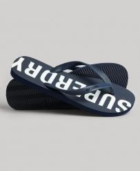 Superdry Code Core Sport Klapki gumowe – Eclipse Navy/Optic. Niebieskie klapki Superdry, bez wzorów, z gumy, bez obcasa. Za 116.60 zł.