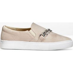 Buty wsuwane bonprix cielisty. Brązowe baleriny bonprix, bez wzorów, bez obcasa, na płaskiej podeszwie. Za 49.99 zł.