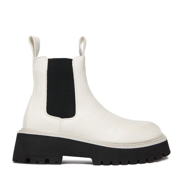 Sztyblety DeeZee. Białe botki DeeZee, bez wzorów, bez obcasa, na płaskiej podeszwie, bez zapięcia. Za 229.99 zł.