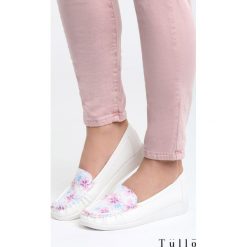 Biało-Fioletowe Mokasyny Ocean Drive. Białe mokasyny Born2be, bez wzorów, z materiału, bez obcasa. Za 49.99 zł.